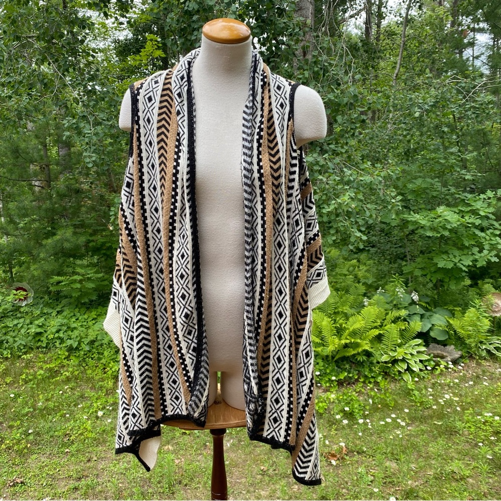 Cool geometric pattern waterfall vest.